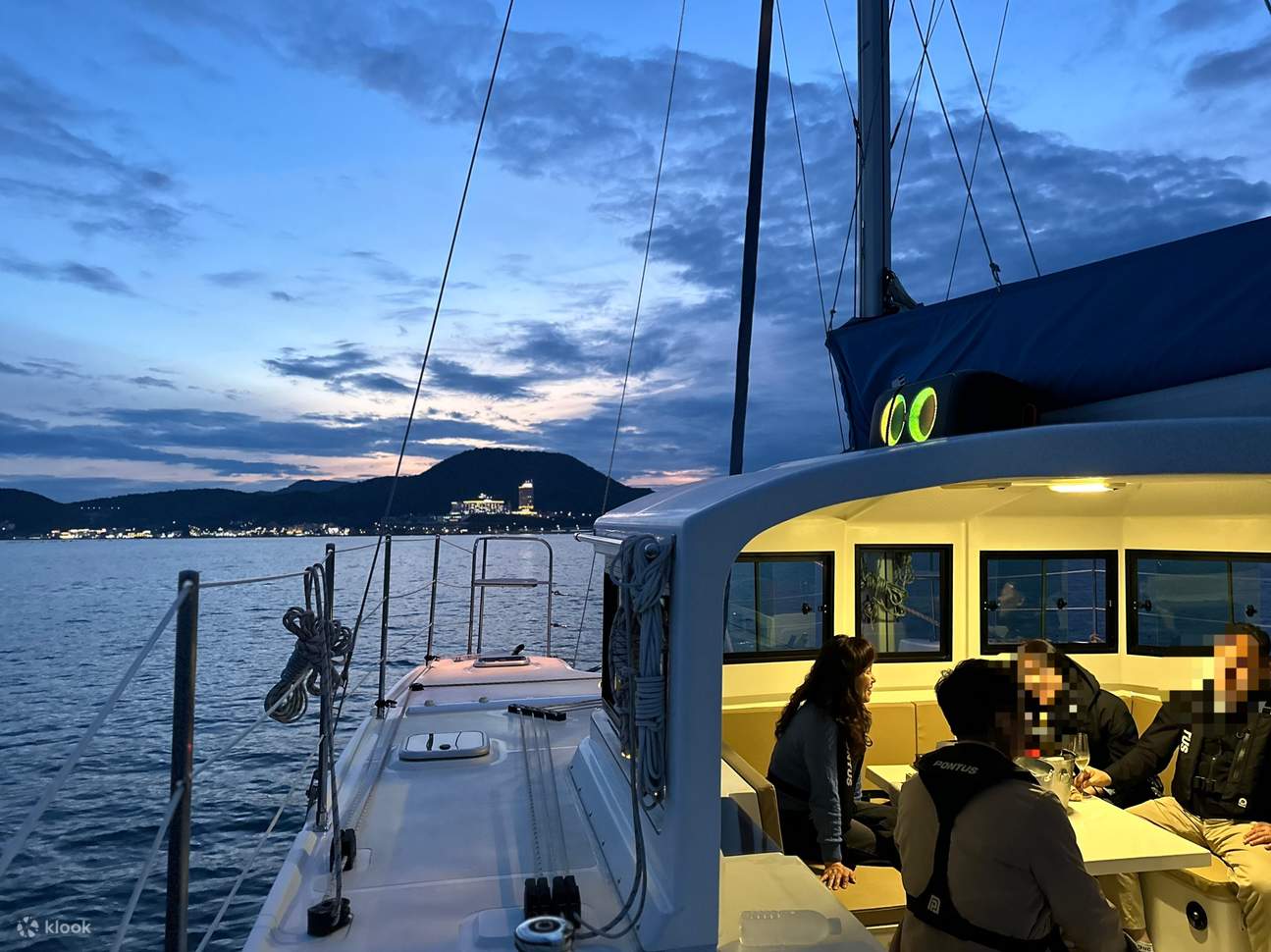 Bersantailah di ruang dalam ruangan yang terlindungi yang membuat Anda nyaman dari matahari dan hujan, serta nikmati minuman gratis sambil menikmati pemandangan indah Yeosu.