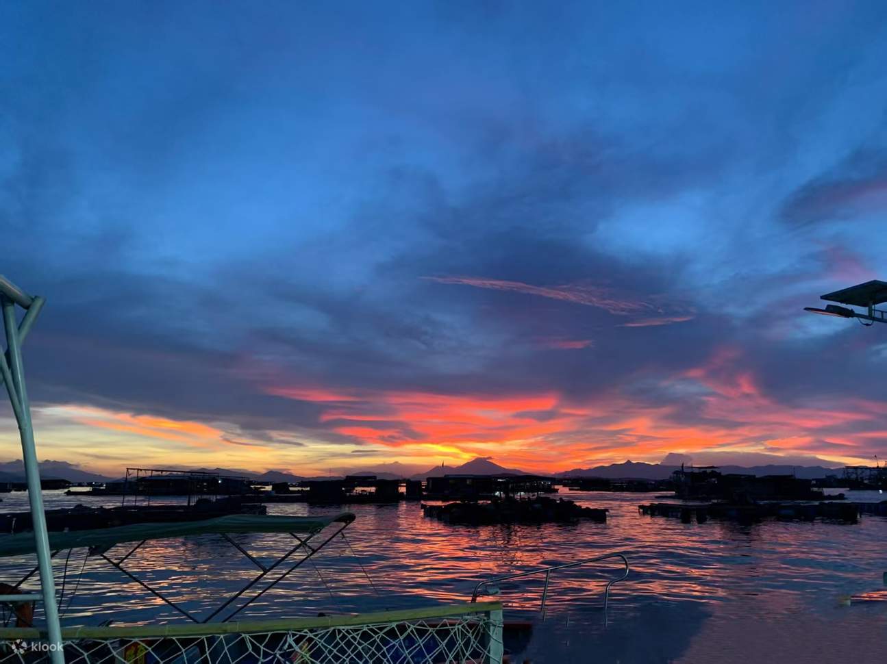 晚霞将天空染成绚烂的橙红色，水面倒映着云彩的斑斓。结束一天的海钓，坐在渔排上欣赏绝美的海上日落，回味着垂钓的收获，惬意无比。