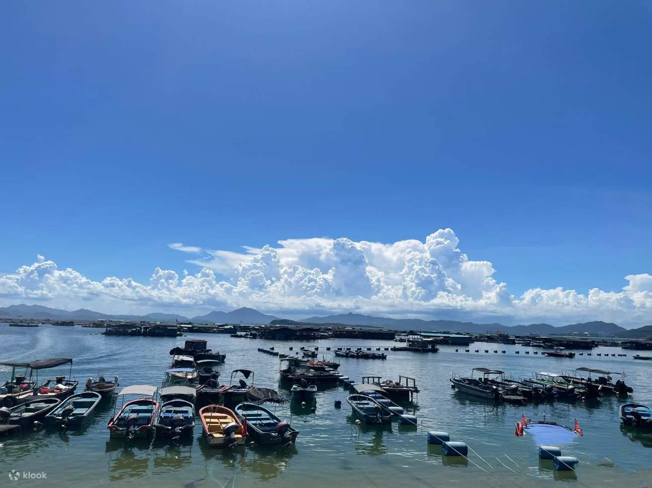 众多渔船停泊在平静的海面上，这里是海钓的起点，无数钓友从这里出发，驶向不同的钓点，开启一场场充满期待的海上垂钓之旅。