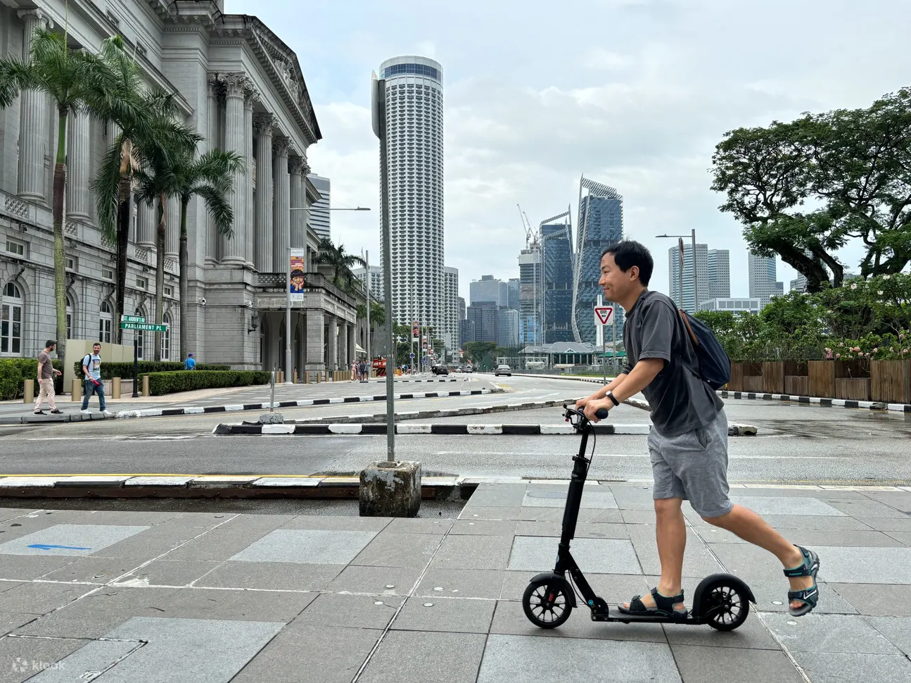 骑着高档的瑞士 Micro 踏板车轻松穿越新加坡热闹的街道