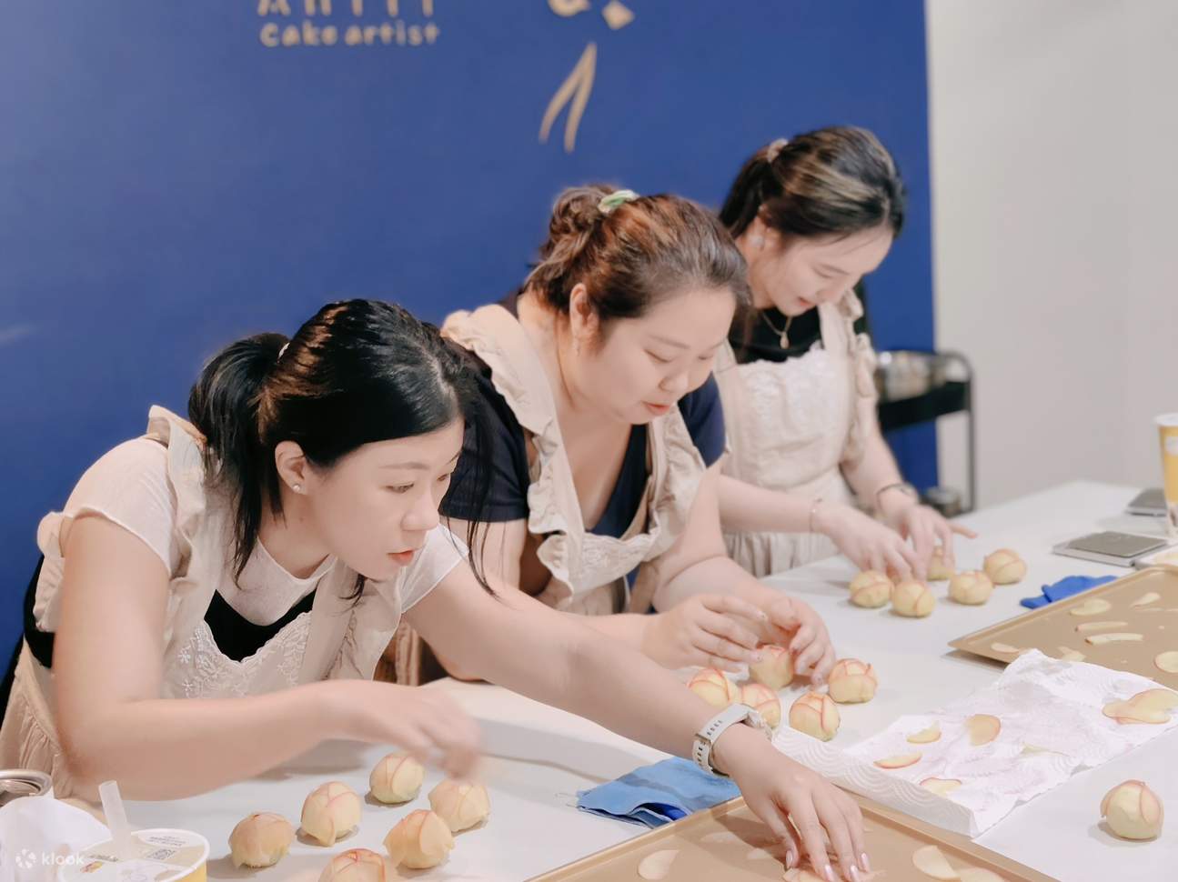 Gâteau aux pommes, rose et jaune d'œuf