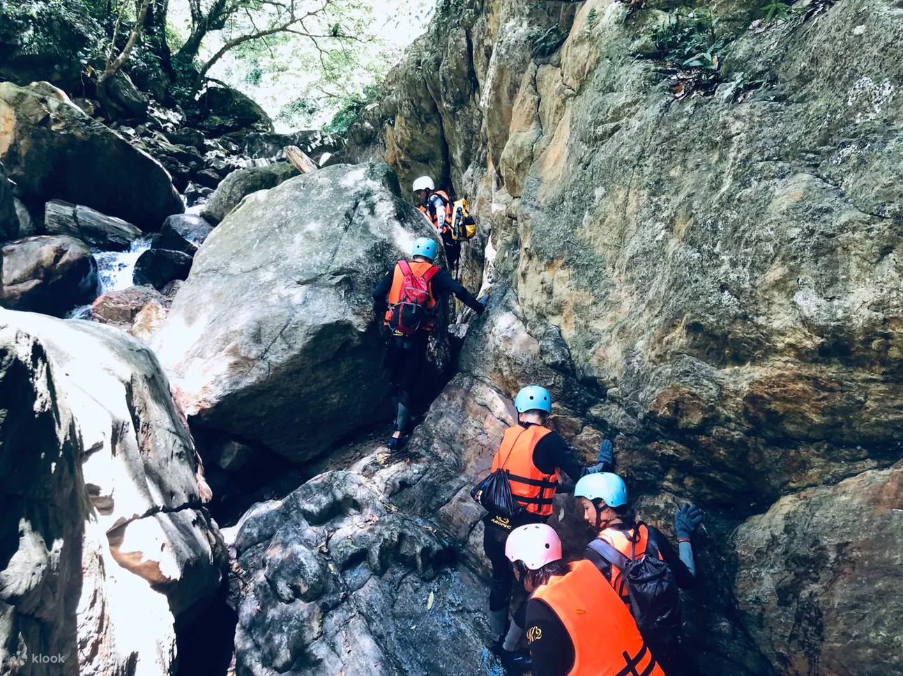 宜兰南澳金岳瀑布溯溪跳水体验