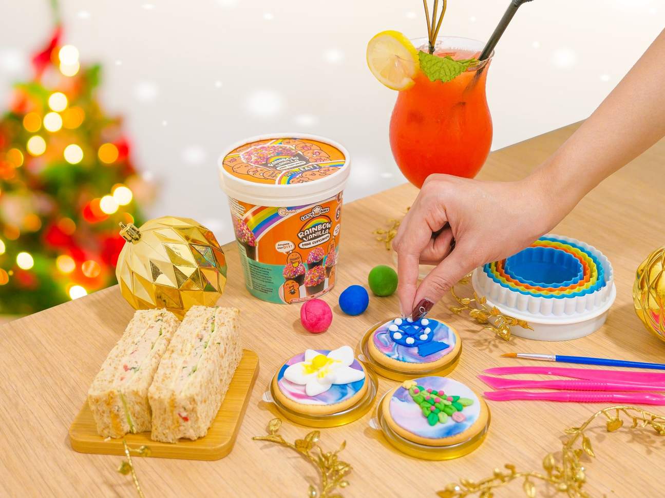 Take holiday cheer to new heights with Singapore Flyer’s new limited-time festive experience, the Festive Skyline Afternoon Delights. Guests can enjoy a sky-high edible art workshop and delightful afternoon bites while appreciating the panoramic skyline.