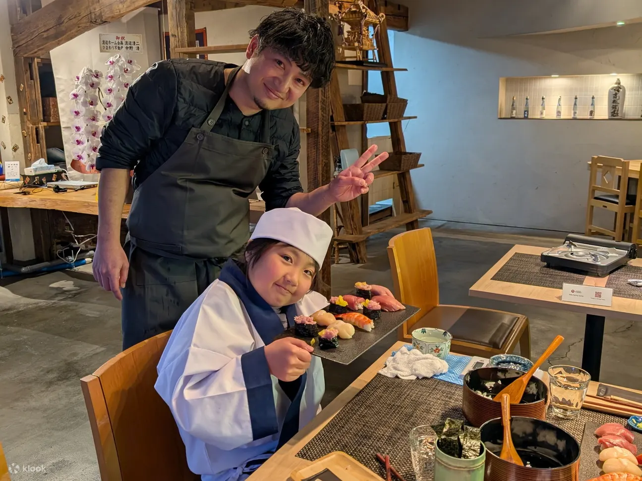 在富士山附近体验寿司制作