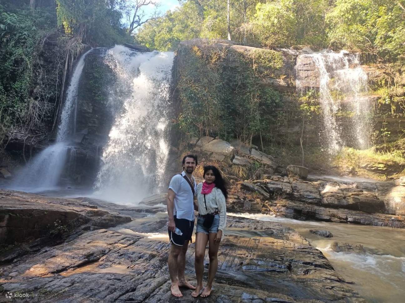Jelajahi air terjun tersembunyi ini.