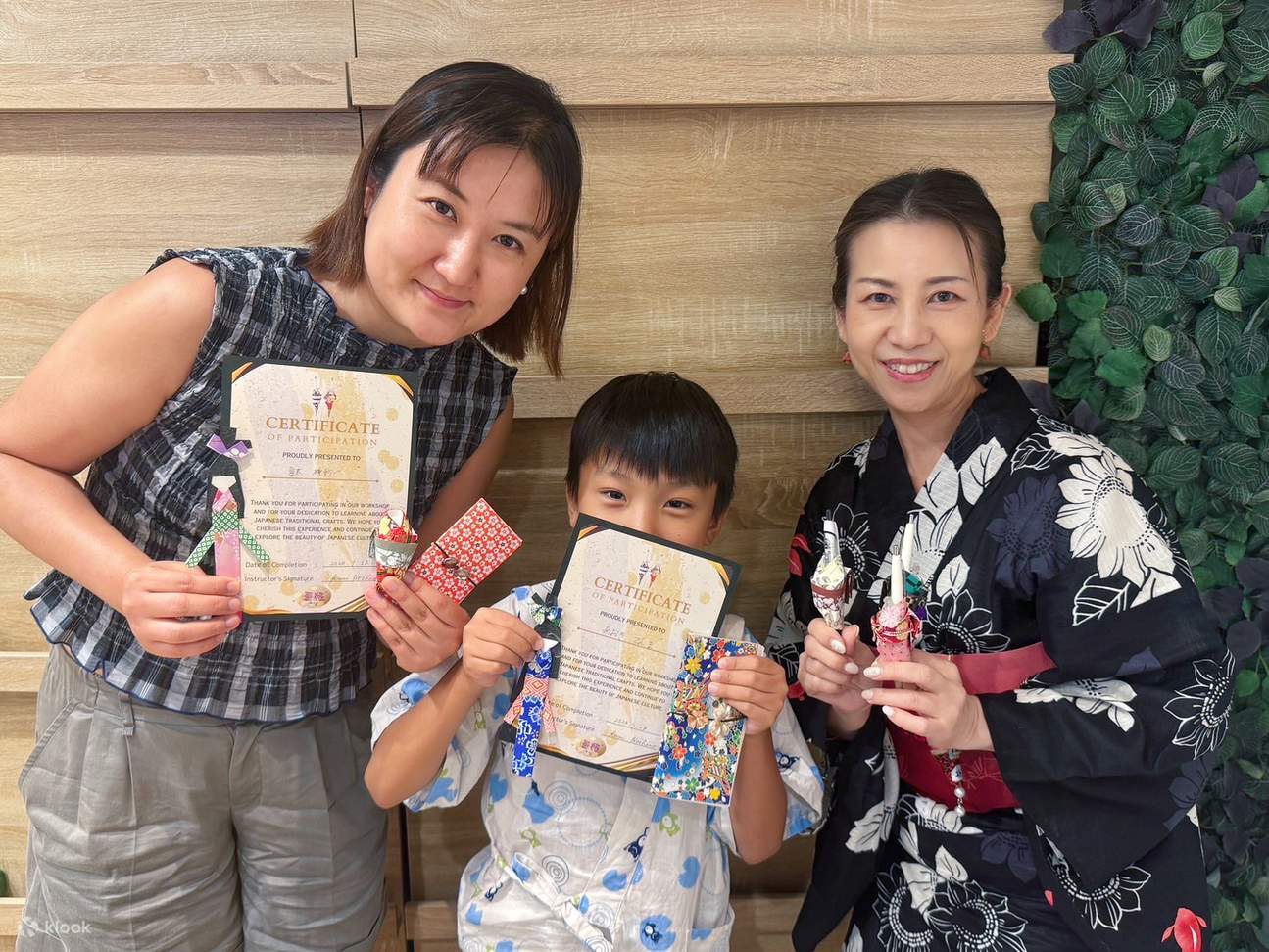 Di akhir bengkel, ibu bapa dan anak-anak masing-masing akan menerima sijil penyiapan.
``Saya mahu berasa yakin dengan negara saya sendiri dan mengajar rakan-rakan ibu saya!'' katanya sambil tersenyum.