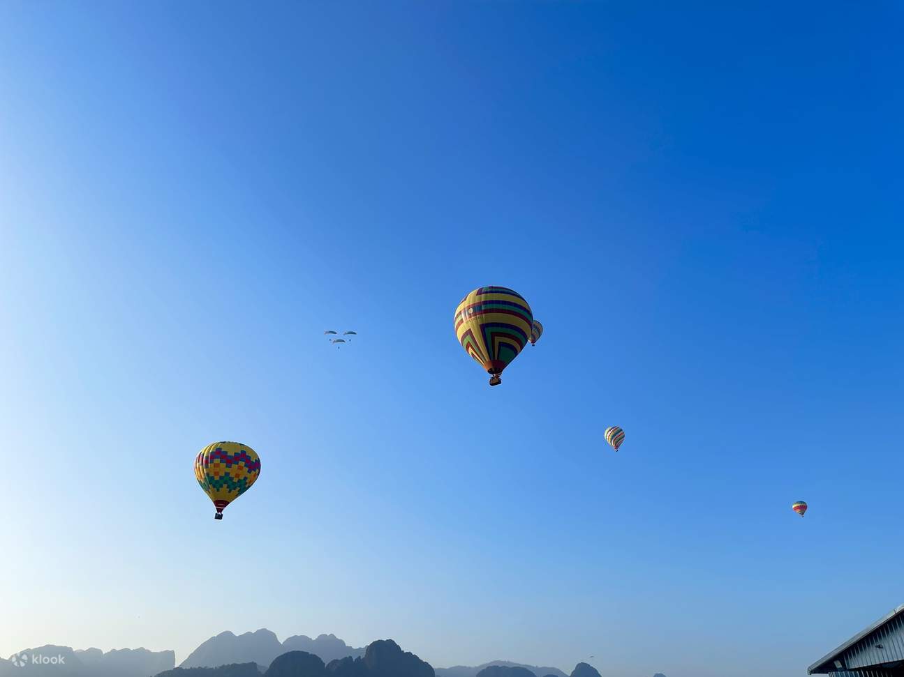 バンビエンの熱気球＆パラモーター体験
