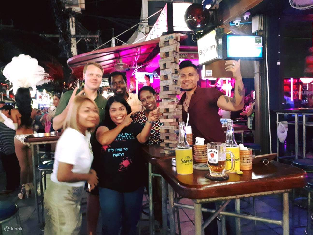 wisatawan menikmati aktivitas pub crawl di Thailand