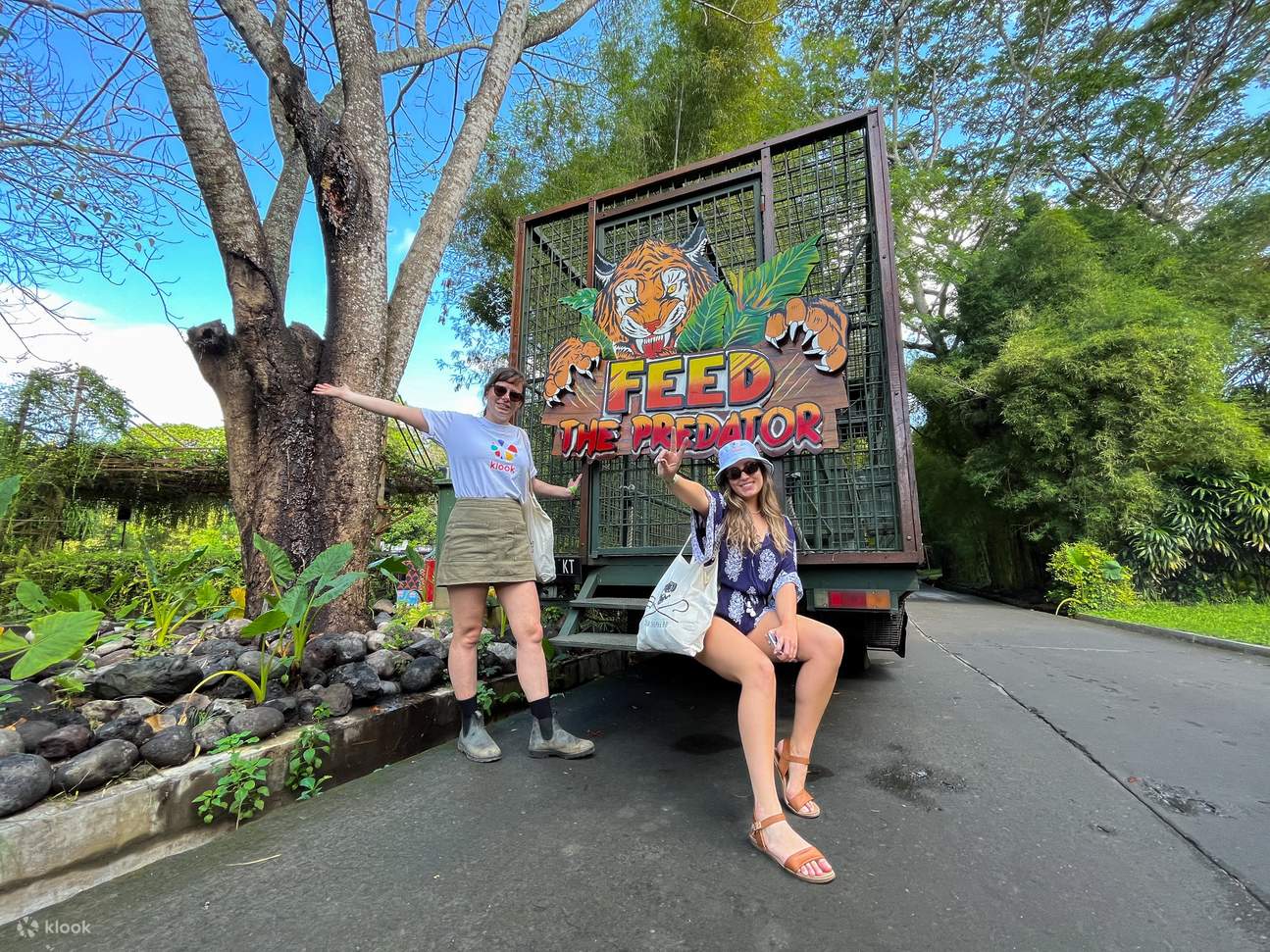 clientes toman una foto en Bali Safari Marine Park