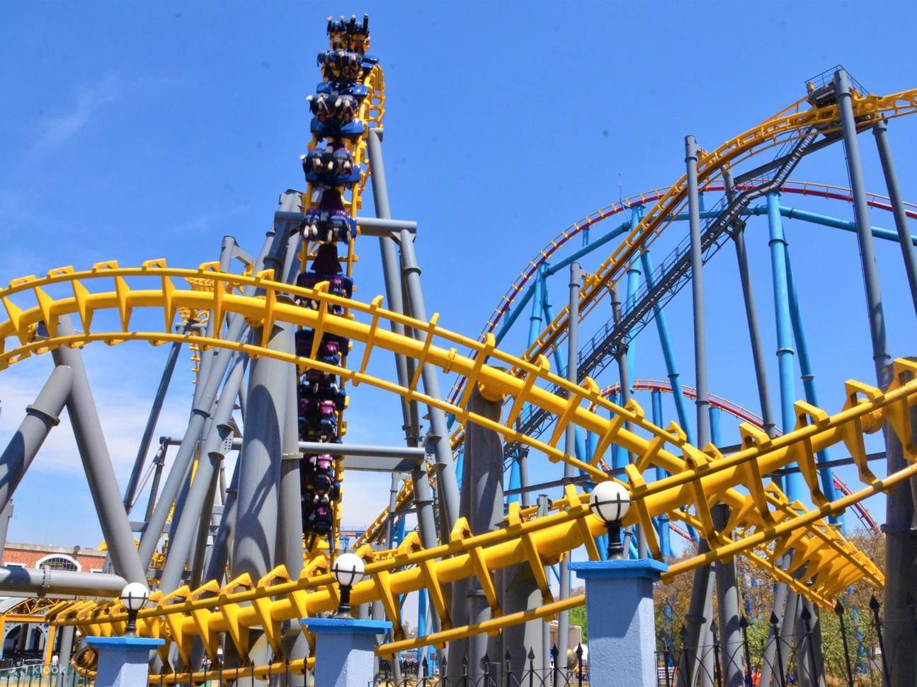 扭曲、转弯和光滑的钢轨使这款混合过山车绝对令人兴奋！