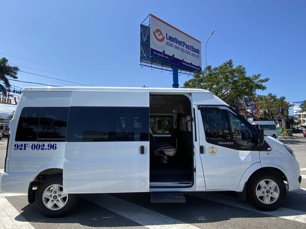 Nikmati perjalanan di kabin bus yang nyaman, luas, dan modern