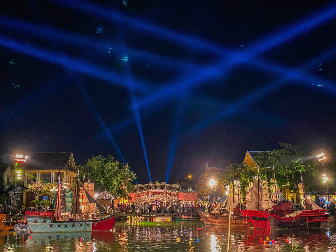 Lepaskan lampion di Sungai Hoai dengan harapan terbaik