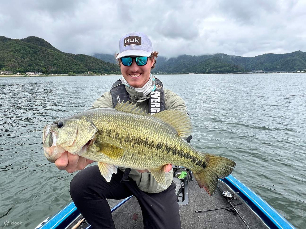 Pesca de robalo no Lago Kawaguchi perto do Monte Fuji