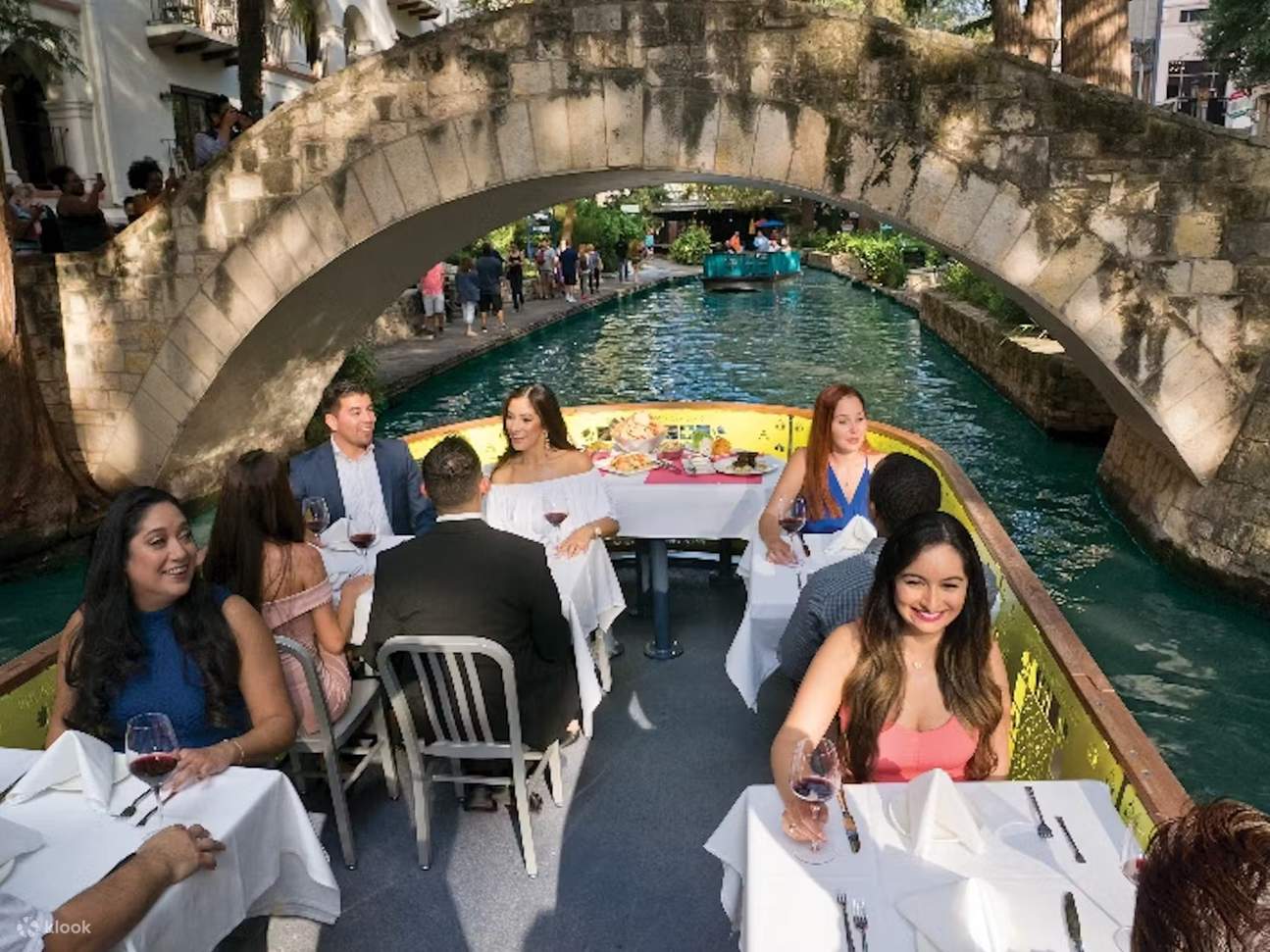 Du ngoạn trên dòng San Antonio River Walk mang tính biểu tượng bằng những chiếc thuyền thân thiện với môi trường, đầy màu sắc lấy cảm hứng từ nghệ thuật dân gian Mexico