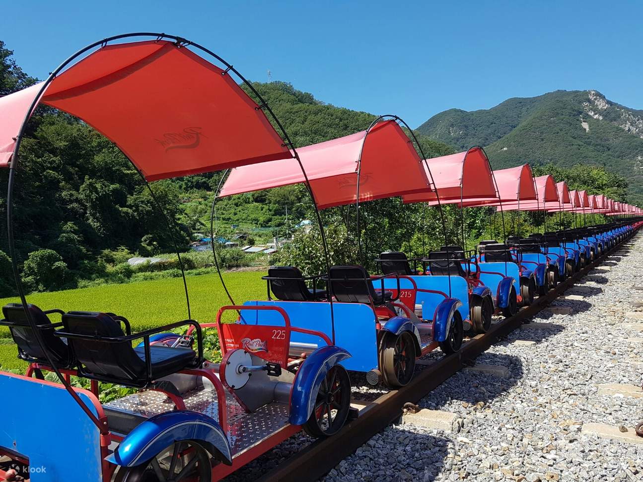 велосипеды, припаркованные вдоль ограждения