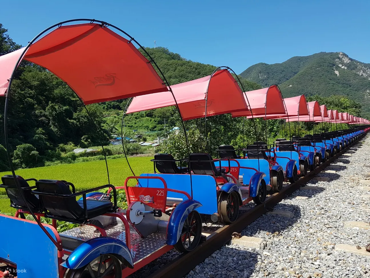 沿铁路停放的自行车