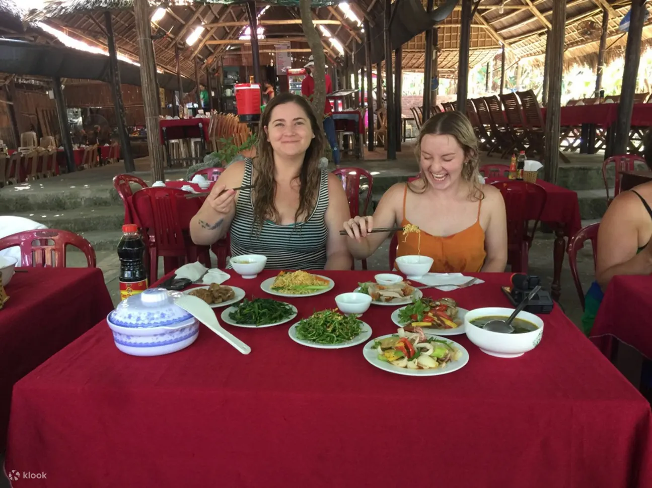 女孩们在迷人小岛上品尝越南美食