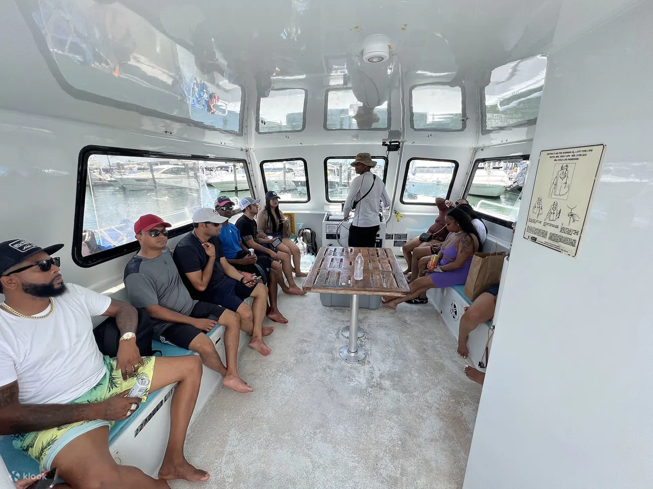 在风景优美的比斯坎湾巡游中，您可以在船上放松身心，享受饮品、音乐和阳光