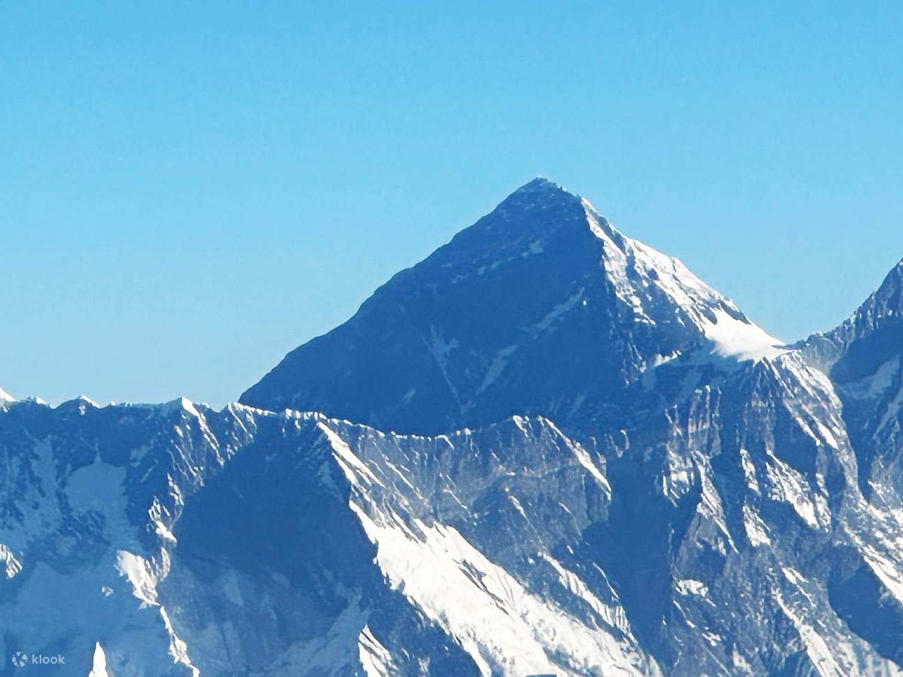 Pemandangan Gunung Everest selama penerbangan