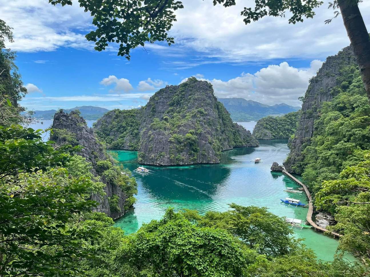 Beginnen Sie die Tour mit einer geführten Wanderung zum Kayangan-See, der für sein kristallklares Wasser und seine dramatischen Kalksteinformationen bekannt ist.