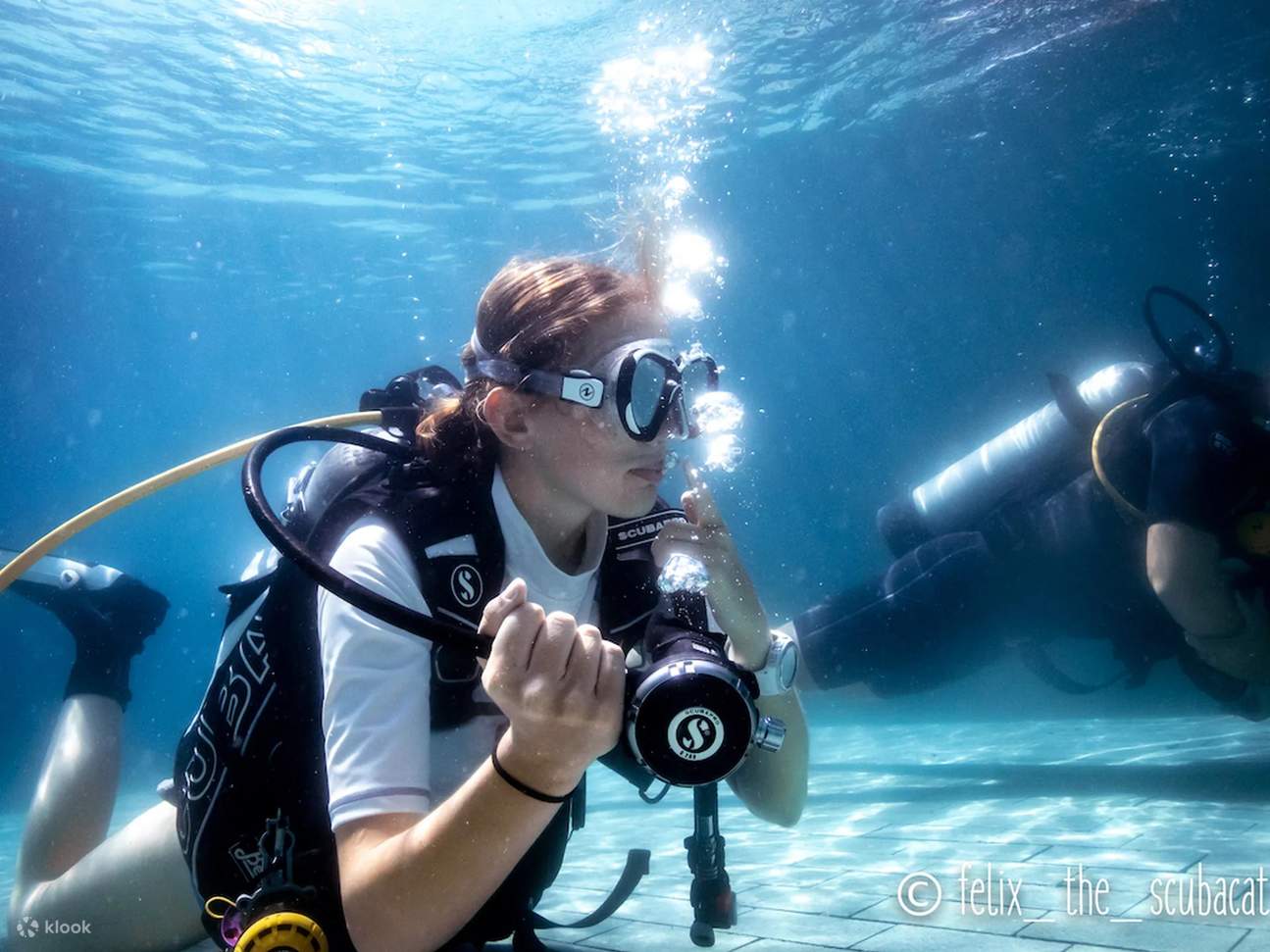 La piscina di Bali si trasforma in un parco giochi per aspiranti subacquei durante il PADI Discover Scuba Diving, offrendo uno spazio sicuro e divertente per imparare le basi.