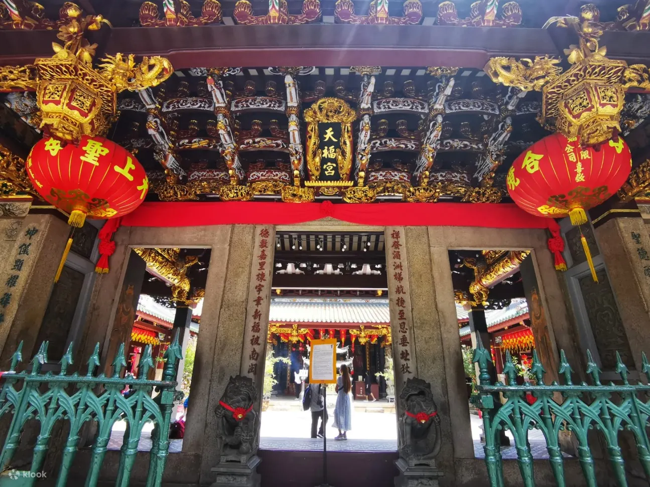 exterior of temple in singapore chinatown