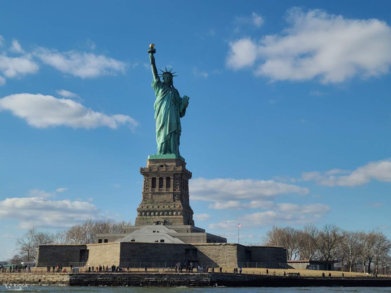 自由の女神像はニューヨークで最も有名なランドマークです。