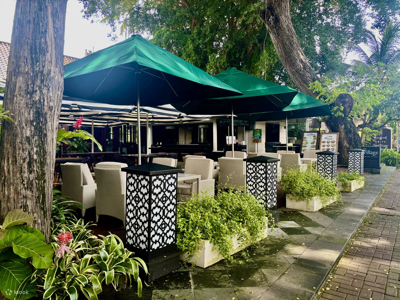 The Village Restaurant and Lounge 的用餐体验