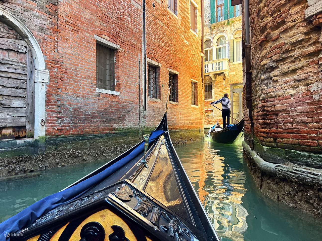 Romantische Gondelfahrt auf dem Canal Grande in Venedig