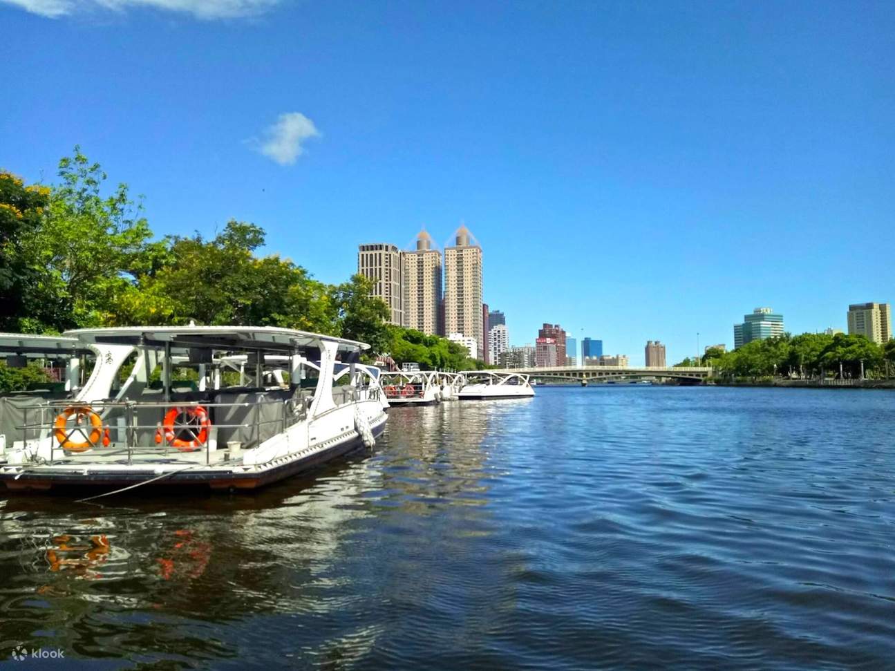 Karten für eine Bootsfahrt auf dem Liebesfluss Kaohsiung mit Führung
