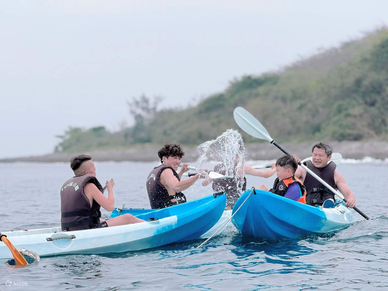 Tantang kekompakan dan kesenangan interaksi keluarga di laut, sehingga keakraban satu sama lain dapat semakin meningkat.