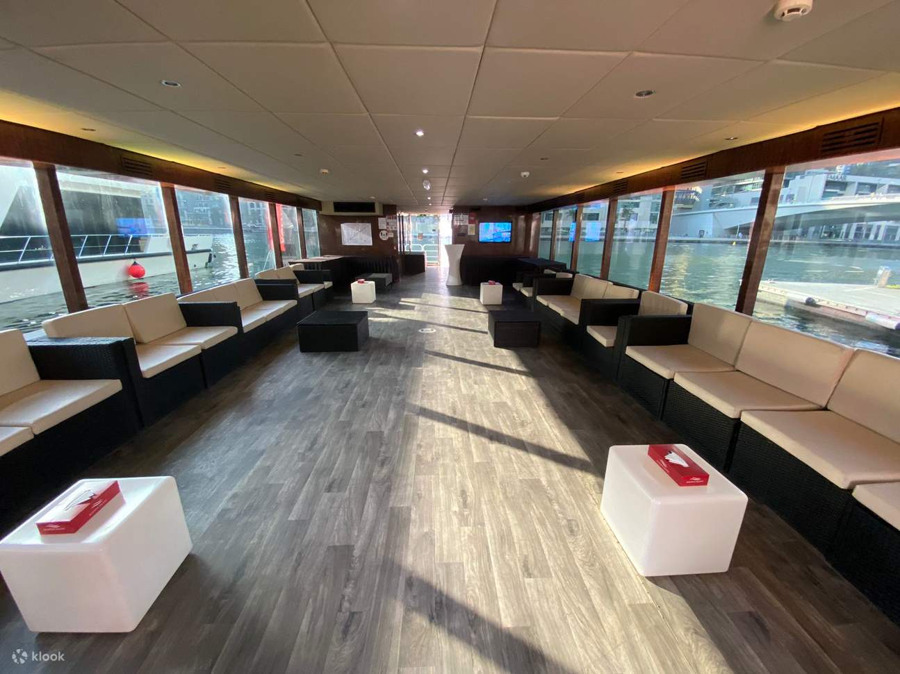 편안한 하우스 보트 좌석