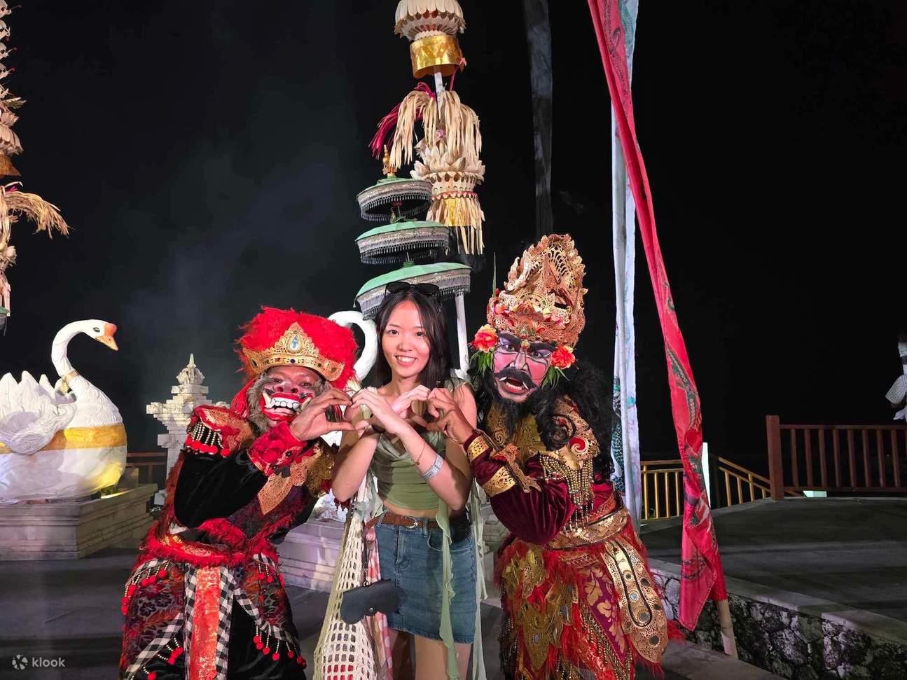 Disfrute de un espectáculo fascinante con llamas danzantes y trajes culturales vibrantes.