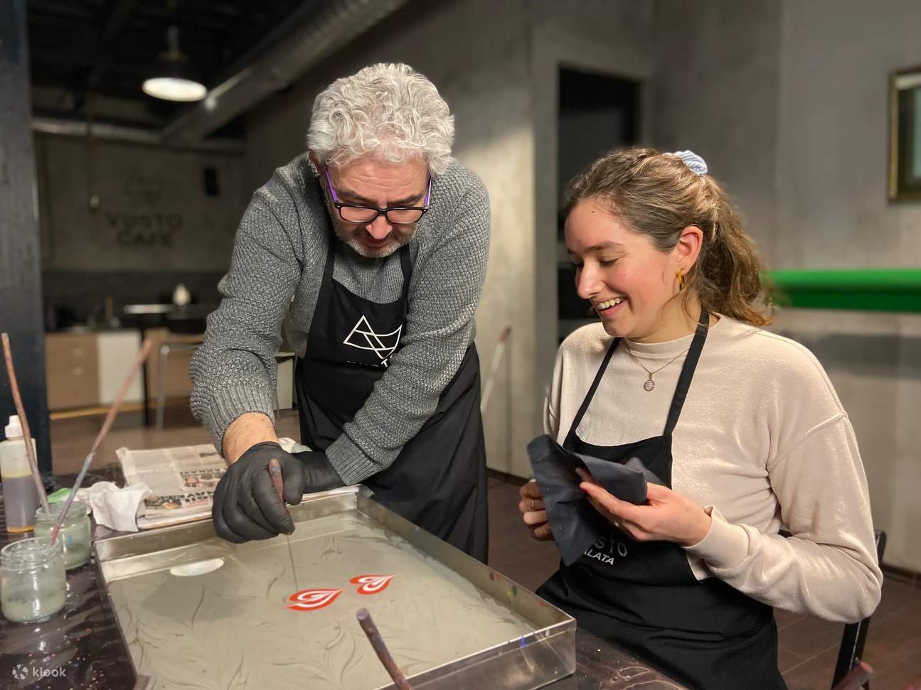 Workshop zum Marmorieren von Papier