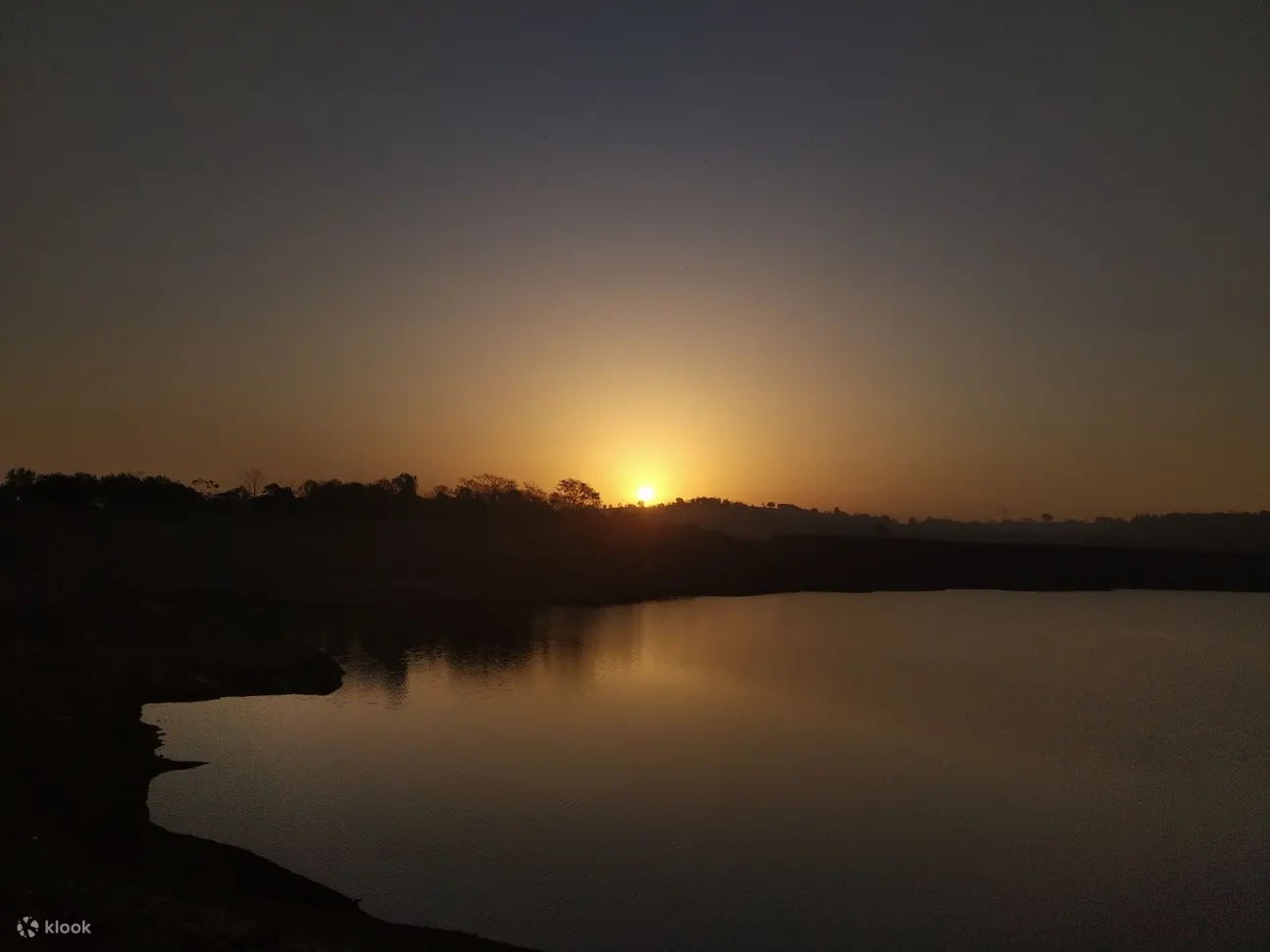 夕阳下的印度湖