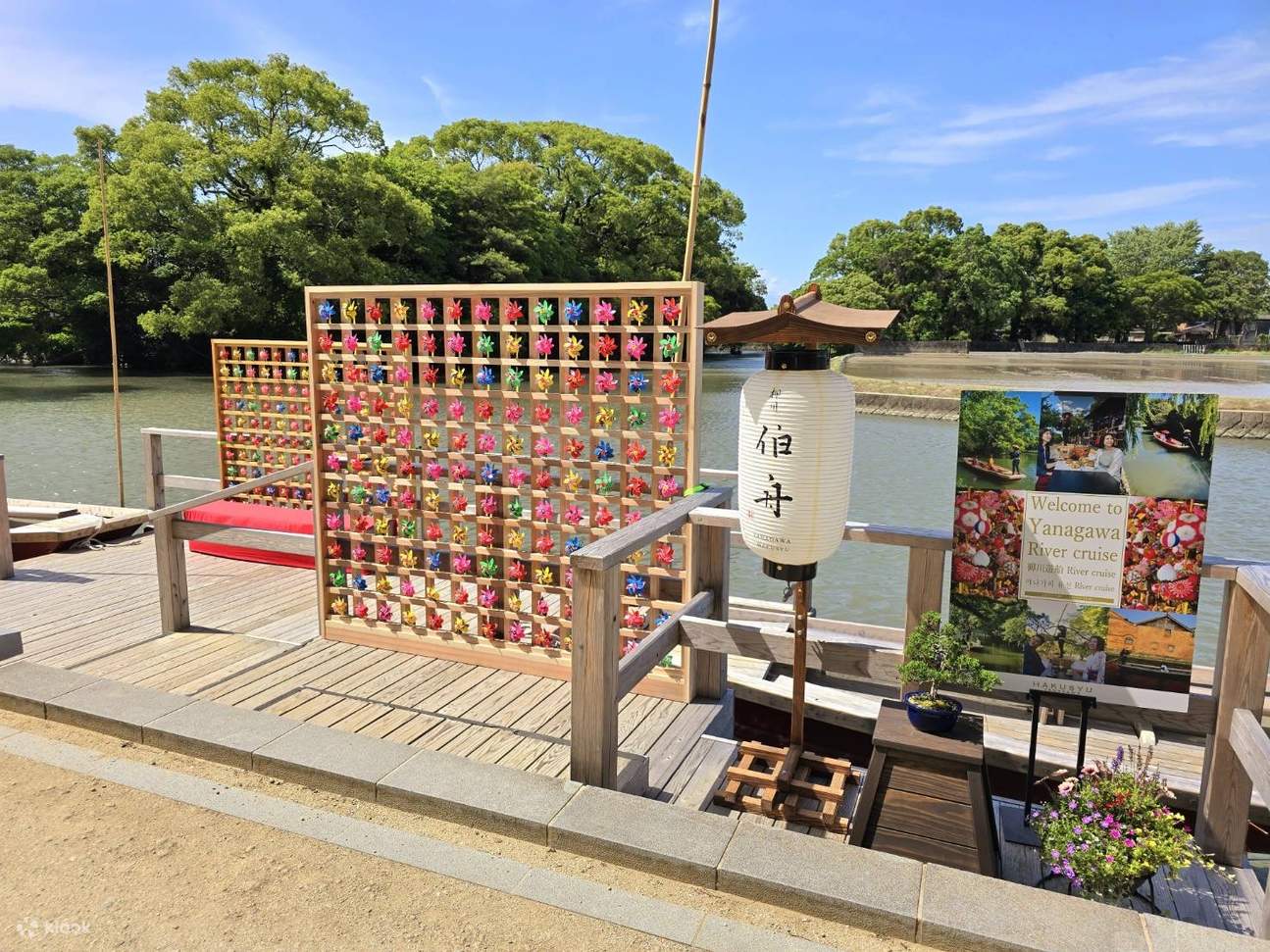 The boarding point is located behind the hotel.