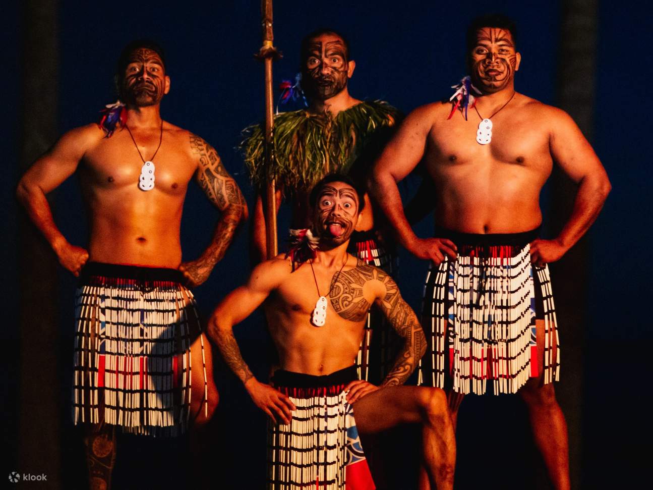 演出结束后，与身着传统波利尼西亚服装的表演者合影留念