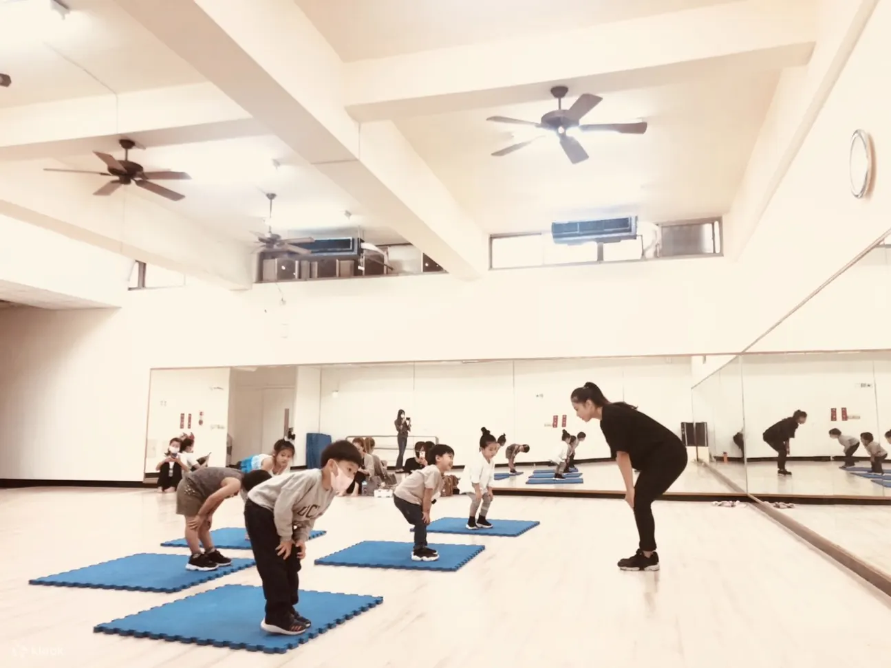 学舞的孩子长期沉浸在充满活力氛围之下，逐渐培养起自信心与健全的品格！
