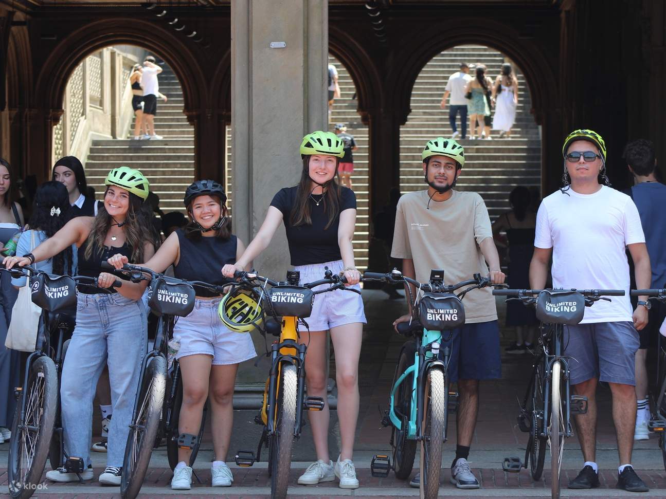 Cattura momenti gioiosi mentre i partecipanti si mettono in posa con le biciclette per delle foto.