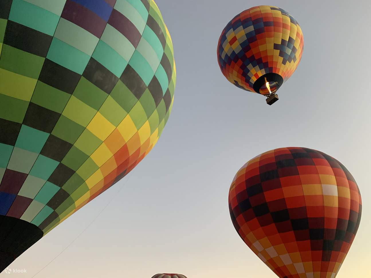 Flotando en lo alto en tres coloridos globos aerostáticos, que ofrecen vistas panorámicas de paisajes impresionantes
