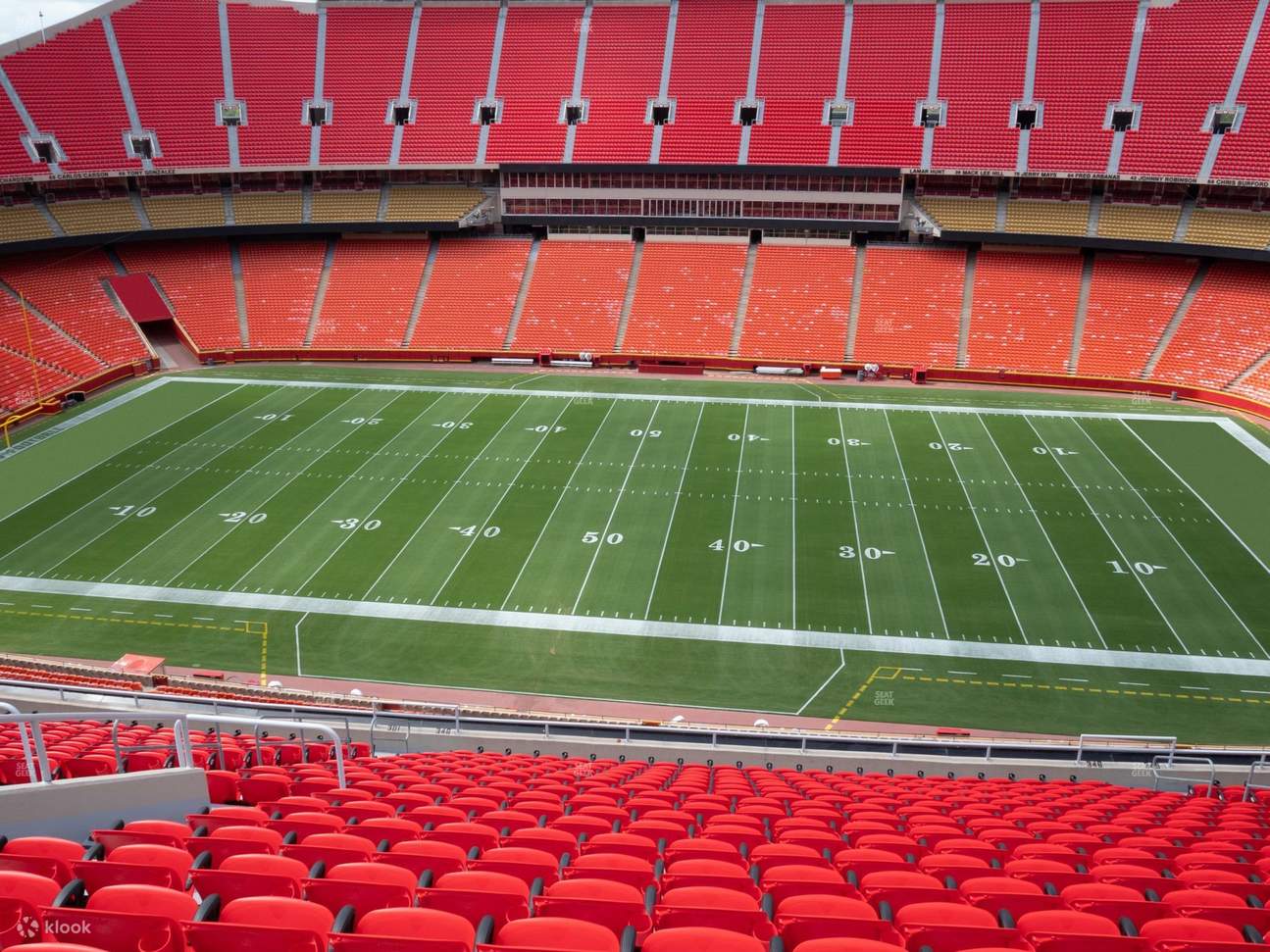 お手頃な価格のバジェットシートで、素晴らしい眺めとともに試合をお楽しみください。