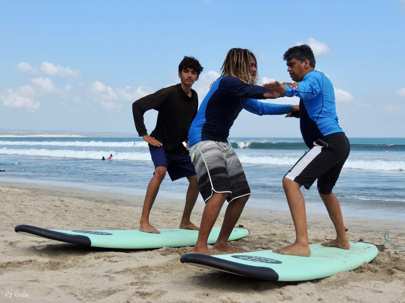 Experiencia de Surf en la Playa Kuta Bali por AAA Surf