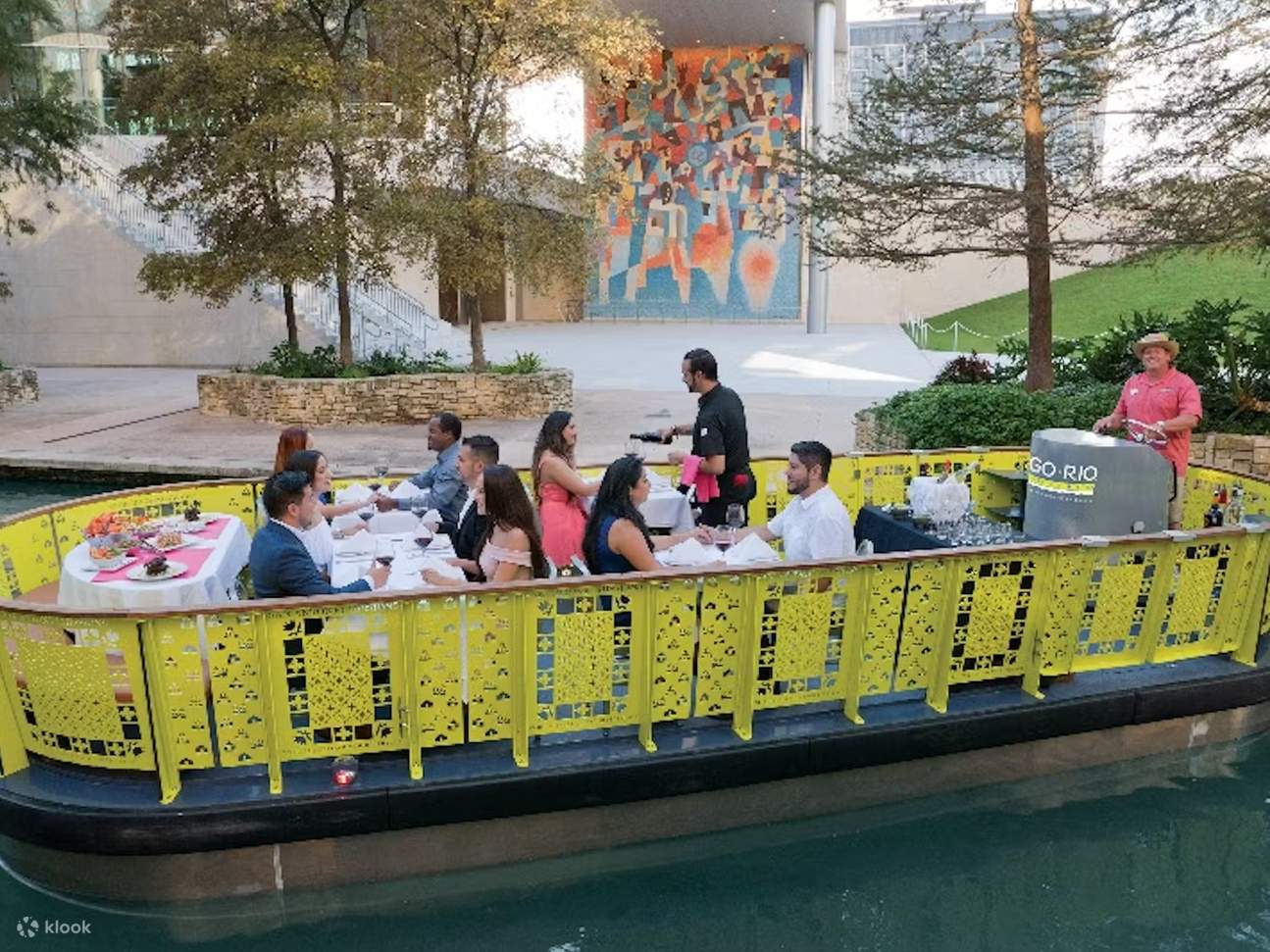 Découvrez le mélange unique de cultures de San Antonio dans le confort d’un bateau électrique écologique.