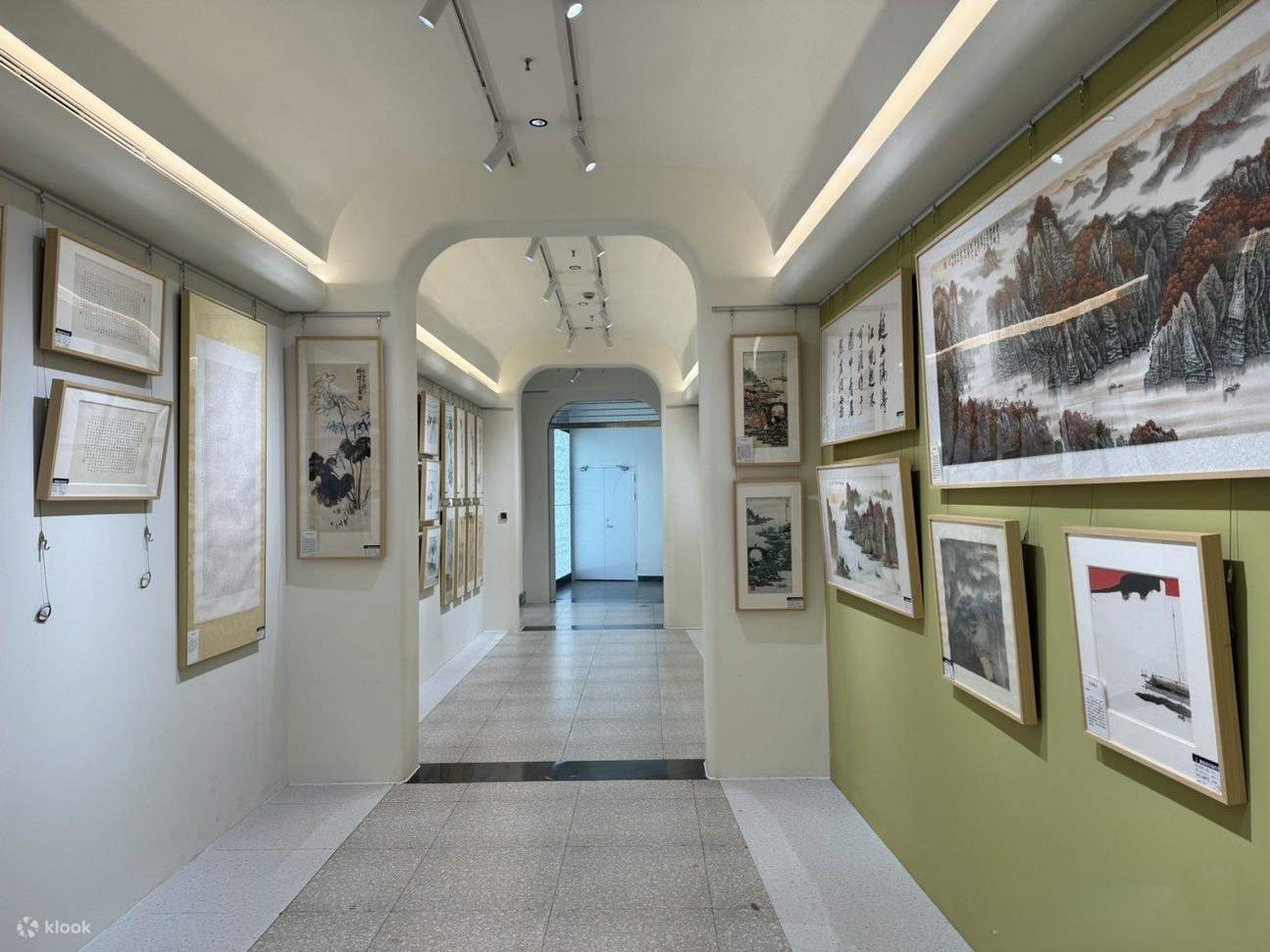 Le Song Art Space, situé dans le Jardin Yu de Shanghai, est une oasis artistique au cœur de la ville et un espace unique où la mode et la tradition se rencontrent. Vous pourrez y admirer de près diverses œuvres d'art et ressentir le charme infini de l'art