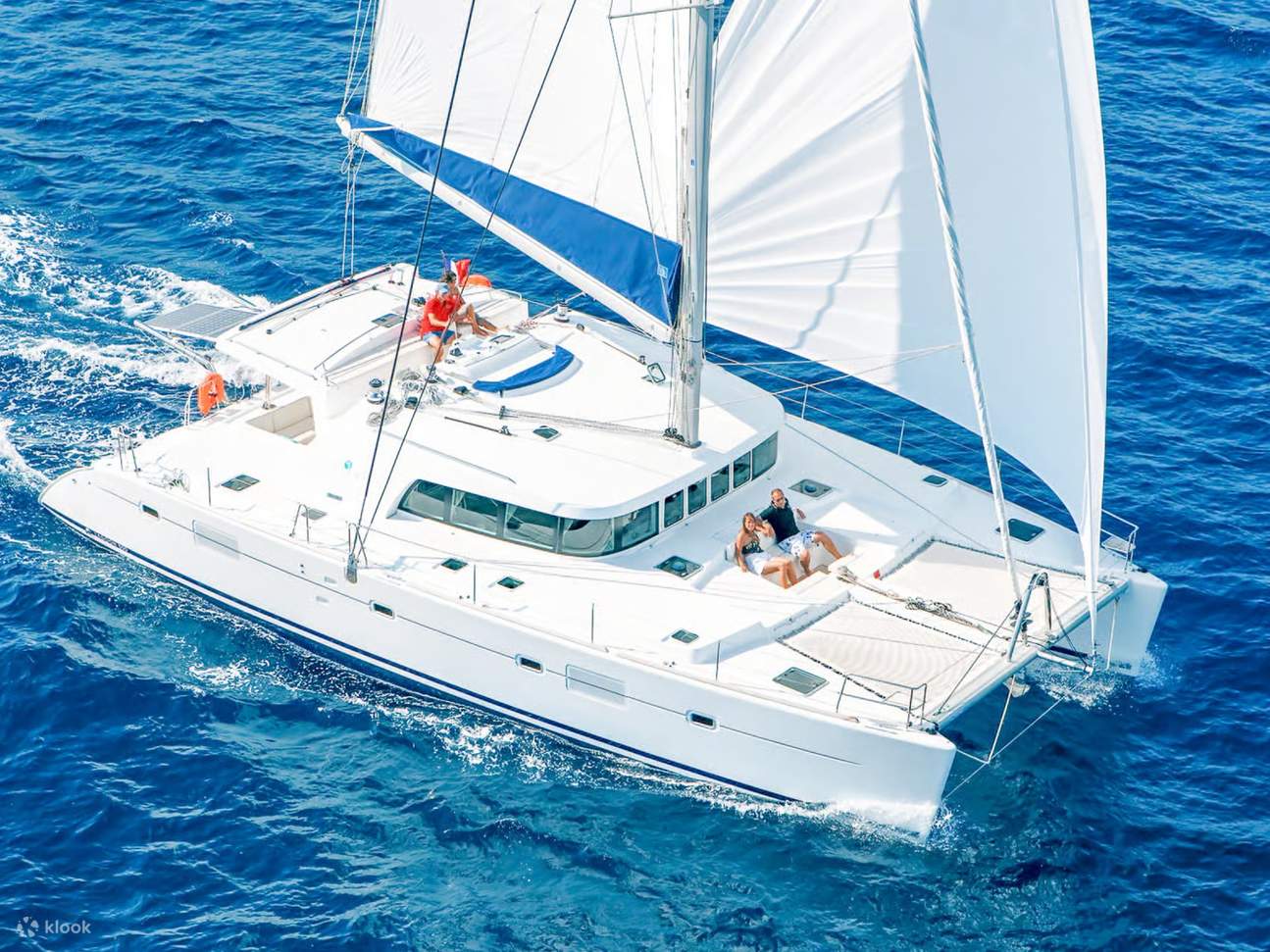 快適さとリラックスを追求して設計された豪華なカタマランに乗って、忘れられない海の冒険に出かけましょう。