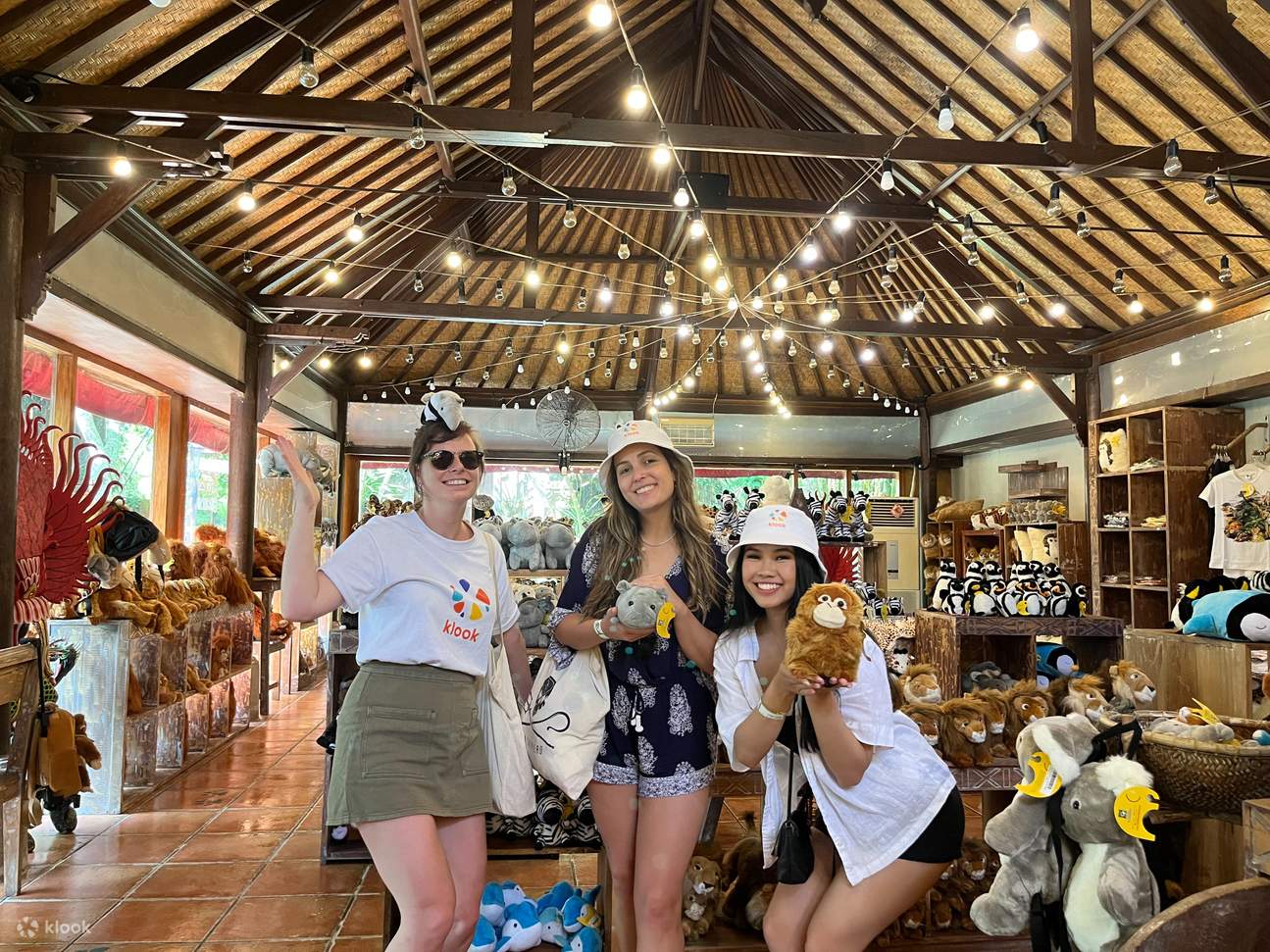 los clientes compran mercancía en Bali Safari Marine Park