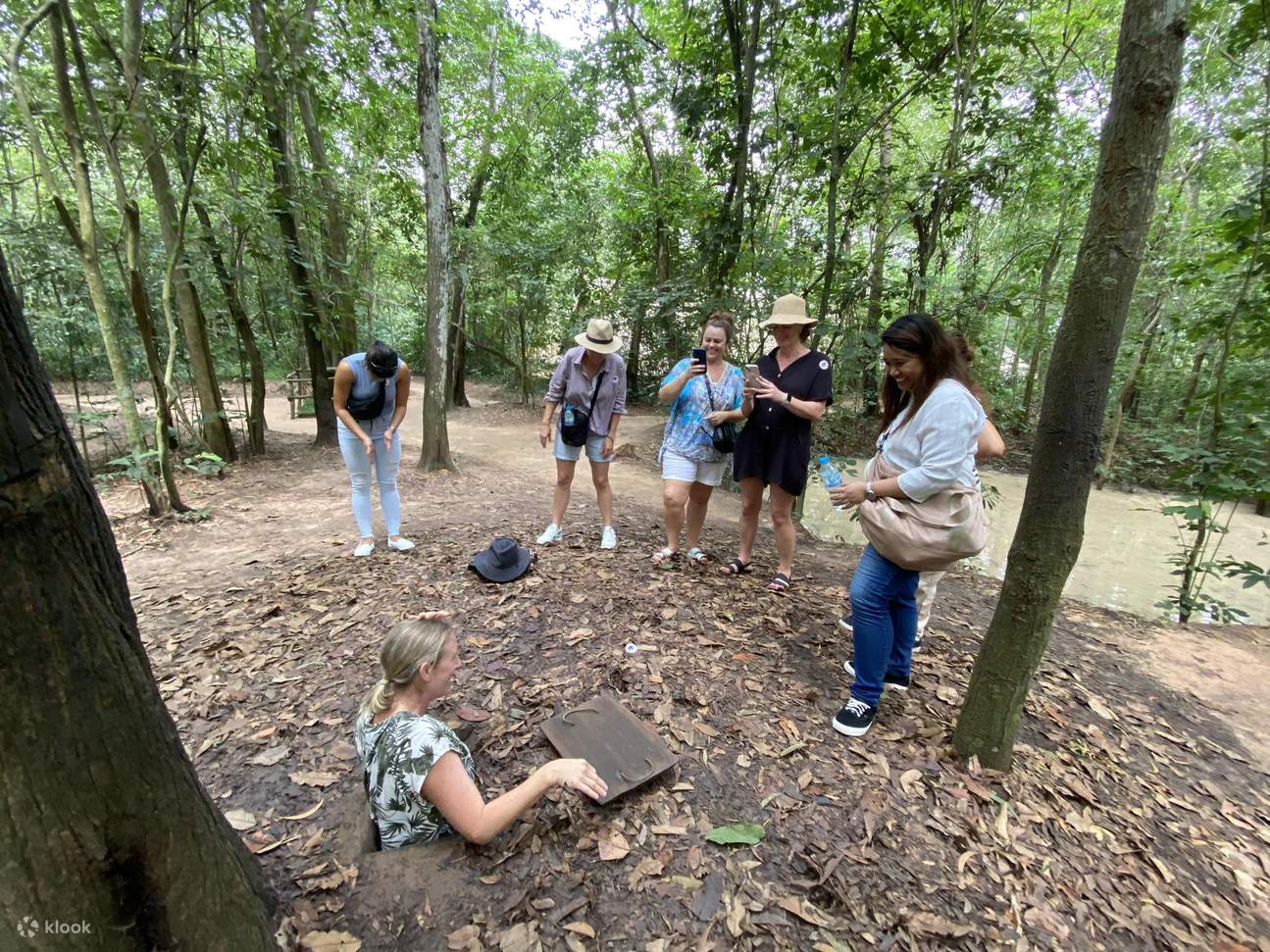 Pelajari tentang perang gerilya Vietnam dengan menaiki terowongan bawah tanah yang dulunya dipasangi jebakan