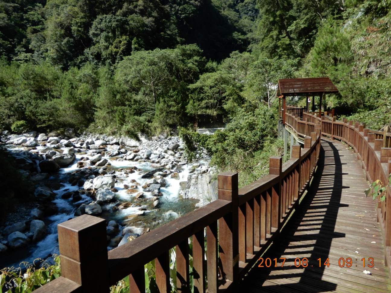 Stroll along the Tianlai Trail, starting from the cabin along the Shiwen River towards Jinghai Temple.