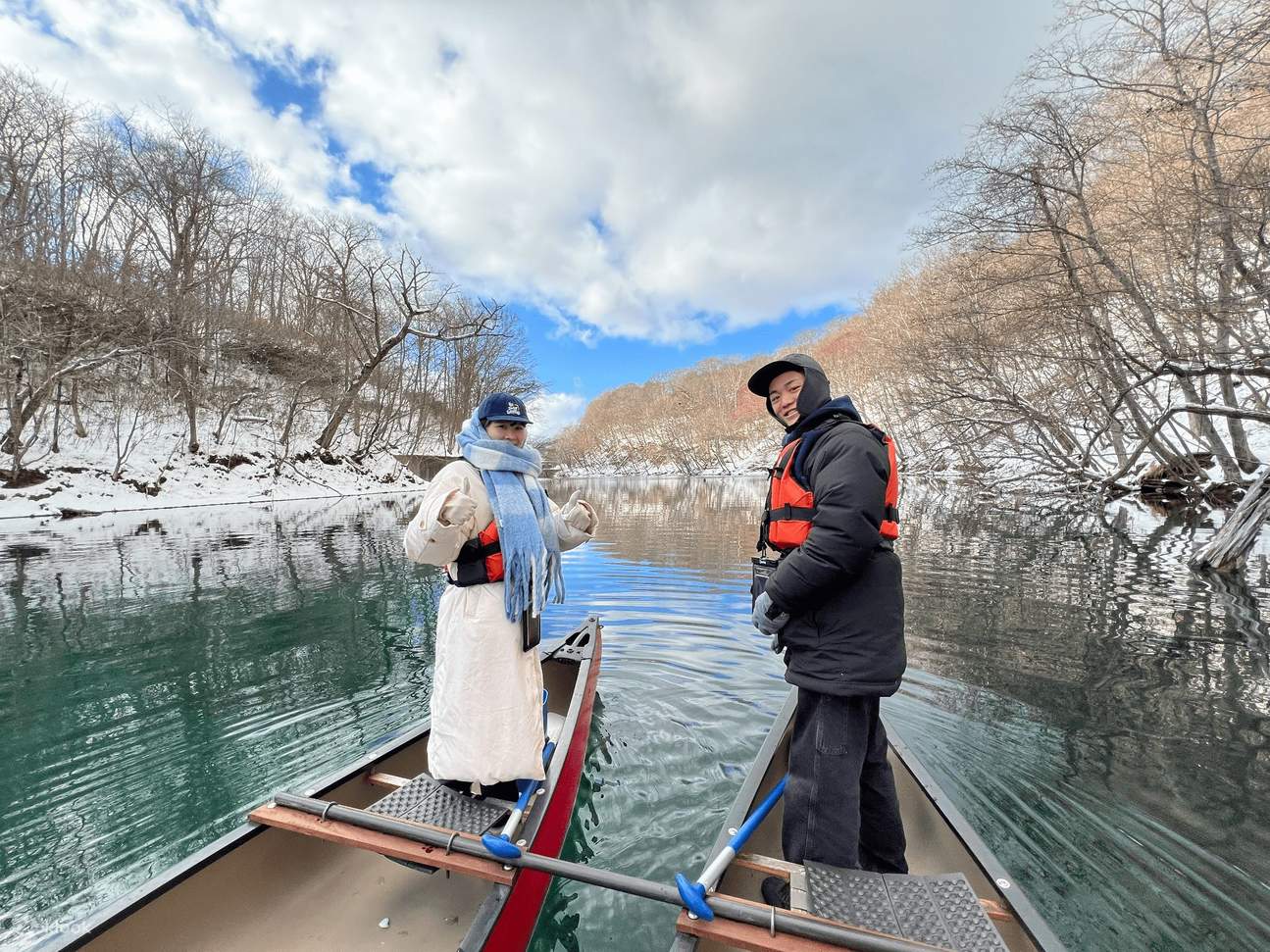 Esperienza privata in canoa per godersi il paesaggio innevato del lago Shikotsu