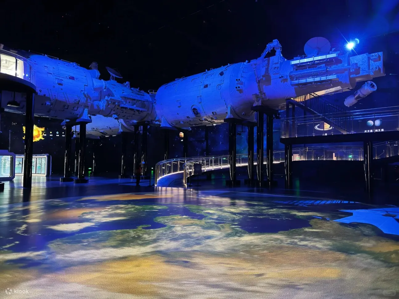 珠海太空中心展示空间站展示舱、长征系列火箭等国家航天、航空、国防等领域最新成果与明星展品。展馆总面积4.2万m'，展陈内容包括国家航天、航空、国防等领域最新成果展品，同时展区内还运用AR、VR、4D观影、4D游戏等高科技手段，设置了多种形式的互动体验装置游戏